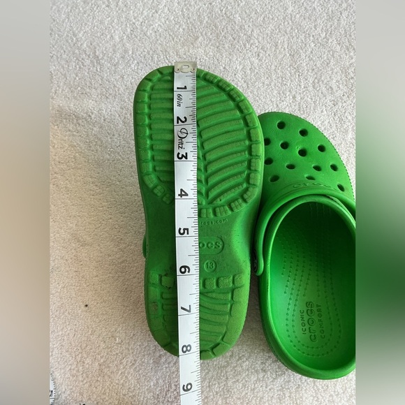 CROCS Kids Vibrant Green Slippers - Picture 9 of 10